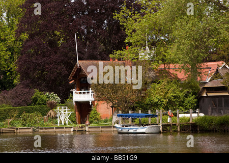 England Berkshire Cookham Tudor Lea Bootshaus und private Anlegestelle an der Themse Stockfoto