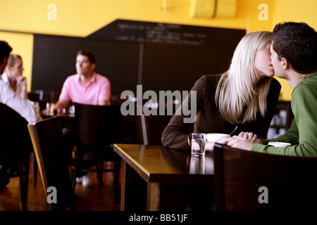 junge Paar küssen in einem café Stockfoto