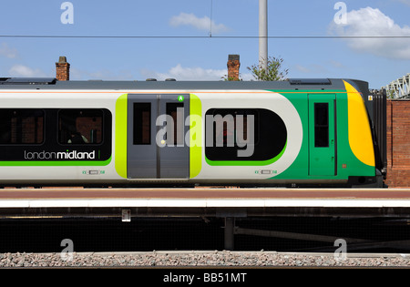 London Midland Desiro Zug am Bahnhof Rugby, England, UK Stockfoto