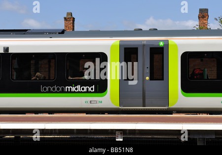 London Midland Desiro Zug am Bahnhof Rugby, England, UK Stockfoto