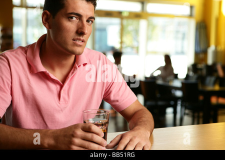 junger Mann an der bar Stockfoto