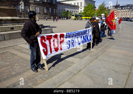 Menschen Sie halten Plakate an eine "Stop Staatsterrorismus in Sri Lanka" politischen Protest vor das Schloss Christiansborg, Copenhagen Stockfoto