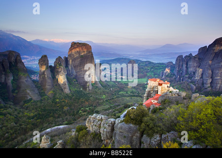 Rousannou Kloster in der Morgendämmerung, Meteora, Griechenland Stockfoto