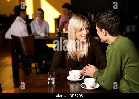 junges Paar in Liebe in einem restaurant Stockfoto