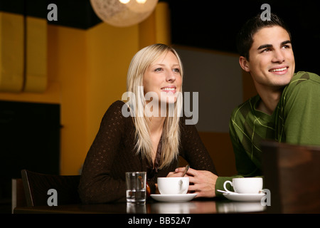 junges Paar lächelnd in ein restaurant Stockfoto