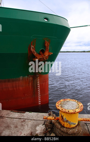 Stahl Schiff angedockt in der Bucht Stockfoto