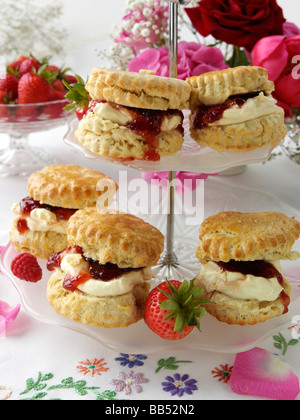 Scones auf eine Kuchenplatte Stockfoto