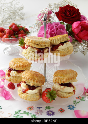 Scones auf eine Kuchenplatte Stockfoto