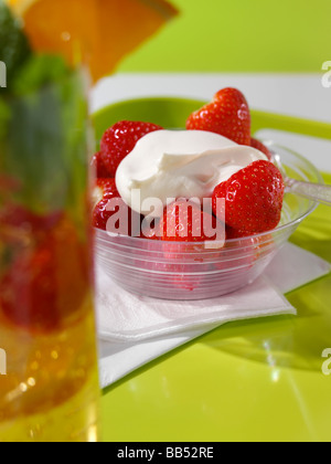 Erdbeeren und Sahne mit Pimms Stockfoto