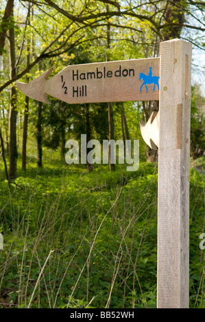 Wegweiser, die auf hambledon Hill prähistorischen Hill fort in Dorset Stockfoto