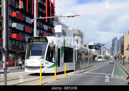 Intelligente moderne Yarra Straßenbahn- und modernen Gebäuden auf Swanston Street Melbourne Australien Stockfoto