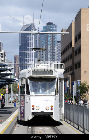 Intelligente moderne Yarra Straßenbahn- und modernen Gebäuden auf Swanston Street Melbourne Australien Stockfoto