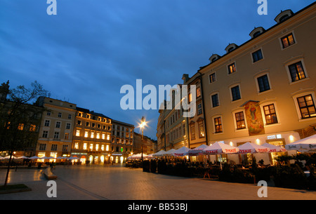 Gartenrestaurants am Hauptmarkt Grand Platz Rynek Glowny in Krakau Krakau durch Nacht Polen Stockfoto