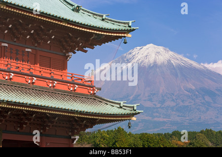 Japan Honshu Fuji Hakone Izu National Park Daiseki-Ji Tempel mit Mount Fuji schneebedeckten im Frühherbst Stockfoto