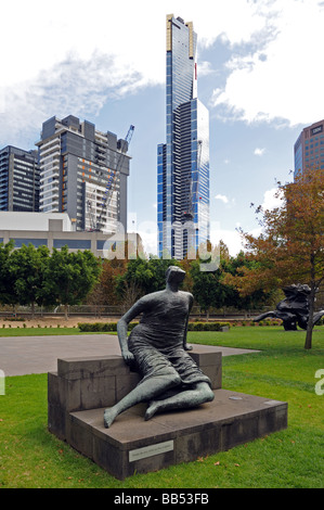 Skulptur liegender Frauengestalt in Gärten hinter der National Gallery of Victoria Melbourne Australien Stockfoto