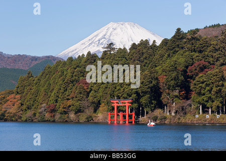 See Ashinoko mit Mount Fuji hinter Fuji-Hakone-Izu-Nationalpark, Hakone, Chubu, Honshu, Japan Stockfoto