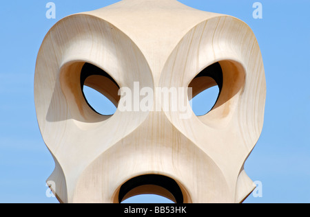 Schornstein auf der Dachterrasse der Casa Mila La Pedrera Gebäude von Antoni Gaudi Barcelona Katalonien Spanien Stockfoto