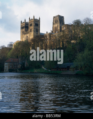 Durham Kathedrale Westfassade erhebt sich über dem Fluss Wear Stockfoto