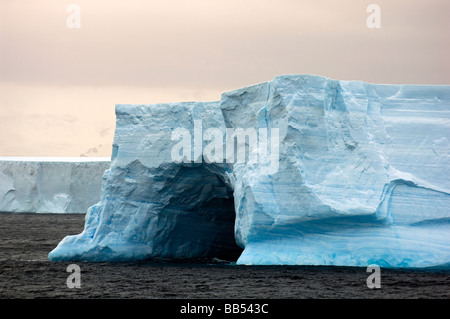 Eine Spectatcular blaue Eisberg in der Nähe von Elephant Island in South Shetland-Inseln, Antarktis Stockfoto