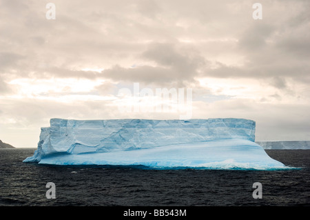 Eine Spectatcular blaue Eisberg in der Nähe von Elephant Island in South Shetland-Inseln, Antarktis Stockfoto