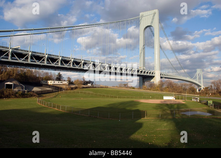 Verrazano-Narrows-Hängebrücke Staten Island New York horizontale Rasen Baseball Feld pastorale sonnigen Cloud am Nachmittag-Ansicht Stockfoto