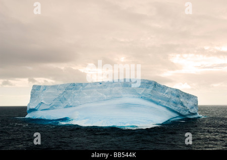 Eine Spectatcular blaue Eisberg in der Nähe von Elephant Island in South Shetland-Inseln, Antarktis Stockfoto