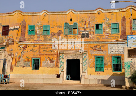 Senmut Alabaster Factory Hajj Haus in Gurna Luxor traditionelle Volkskunst Wandmalereien, arabische Kalligraphie und religiöse Symbole pilgern nach Mekka. Stockfoto