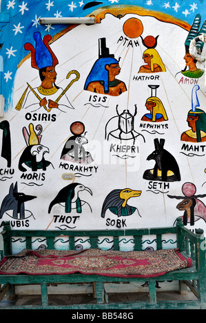 Senmut Alabaster Factory Hajj Haus in Gurna Luxor traditionelle Volkskunst Wandmalereien, arabische Kalligraphie und religiöse Symbole pilgern nach Mekka. Stockfoto