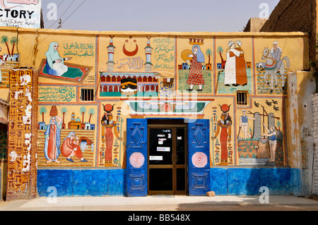 Senmut Alabaster Factory Hajj Haus in Gurna Luxor traditionelle Volkskunst Wandmalereien, arabische Kalligraphie und religiöse Symbole pilgern nach Mekka. Stockfoto