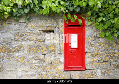 Viktorianischer Briefkasten in einem Stein Wand-England Stockfoto