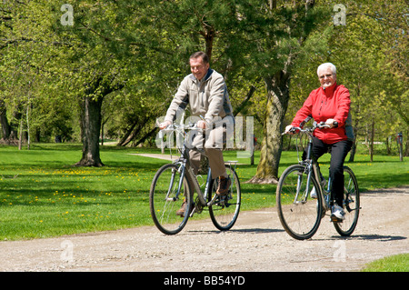 Älteres Paar auf Fahrrädern Stockfoto