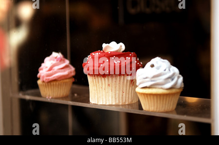 Tassenkuchen in einem Schaufenster Stockfoto