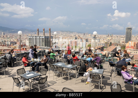 Menschen in einem Café mit einer schönen Aussicht über die Stadt von Barcelona, Spanien Stockfoto