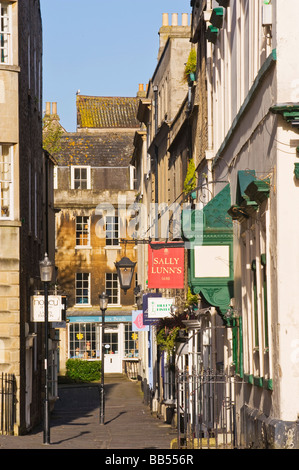 Sally Lunns Café Bad eine typische schmale Straße in Bath, england Stockfoto