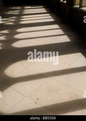 Schatten der Fenster auf der Groud im Kreuzgang an der Durham Kathedrale, County Durham, England UK Stockfoto