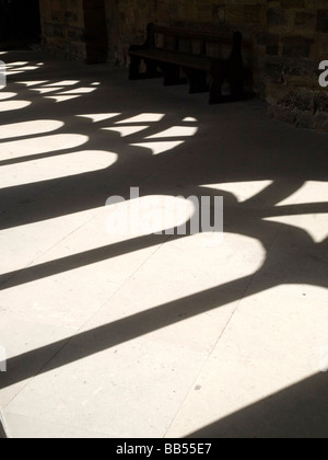 Schatten auf dem Boden aus den Fenstern in den Klöstern an der Durham Kathedrale, County Durham, England UK Stockfoto