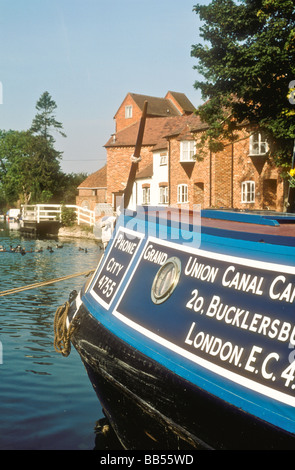 Ein Grand Union Canal Transport Company Narrowboat auf der Kennet und Avon Kanal bei Newbury Berkshire England UK Stockfoto