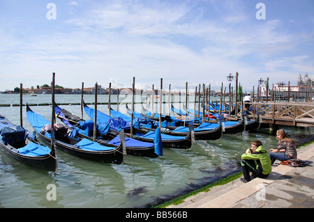 Gondeln am Kanalufer Liegeplätze, Canal Grande, Venedig, Provinz Venedig, Veneto Region, Italien Stockfoto