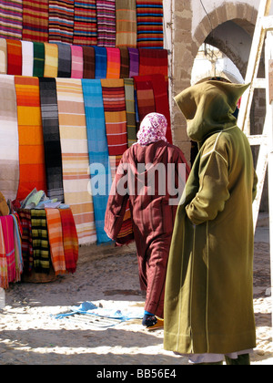 Mann in Tradition Kleidung und Stoff zu verkaufen Stockfoto