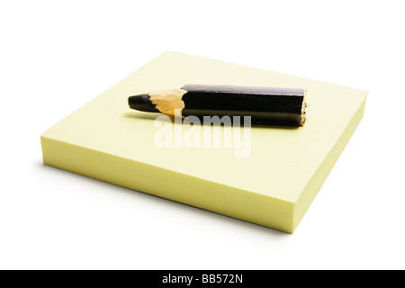 Schwarzer Stift auf Post-It Notepad Stockfoto