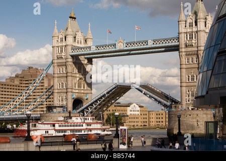 Die Tore öffnen für ein Boot, Tower Bridge London England übergeben Stockfoto