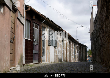 Gasse in einer typisch portugiesischen Stadt Stockfoto