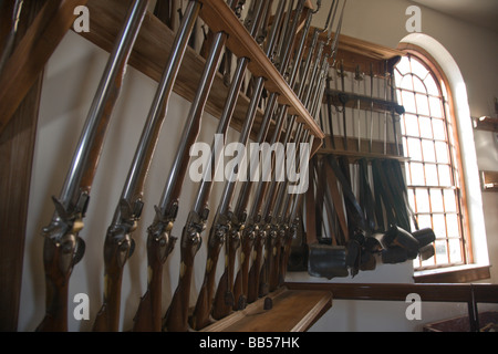 Das Magazin in Colonial Williamsburg, Virginia beherbergt hunderte von Kolonialstil Schusswaffen. Stockfoto