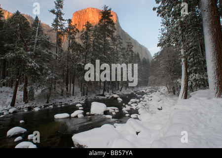 El Capitan und Merced River im Winter im Yosemite National Park. Stockfoto