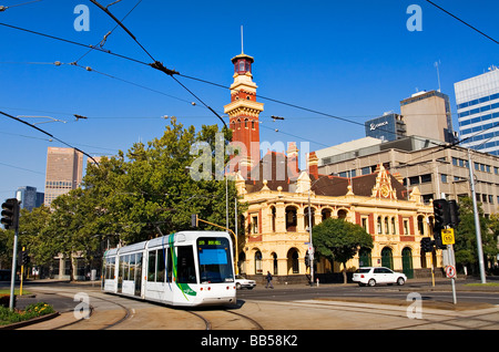 Melbourne Australien / Melbourne A Straßenbahn entlang einer Stadtstraße in Melbourne Victoria Australien reisen. Stockfoto