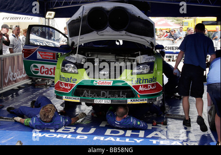 Mechanik rund um Ford Focus auf der sardischen World Rally Championship Stockfoto