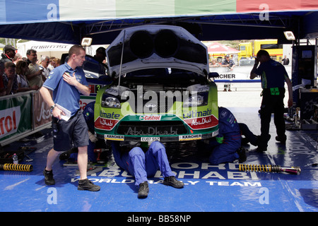 Mechanik rund um Ford Focus auf der sardischen World Rally Championship Stockfoto