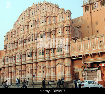 Die roten und rosa Sandsteinfassade des Hawa Mahal, den Palast der Winde. Jaipur, Rajasthan, Indien. Stockfoto