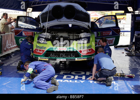 Mechanik rund um Ford Focus auf der sardischen World Rally Championship Stockfoto