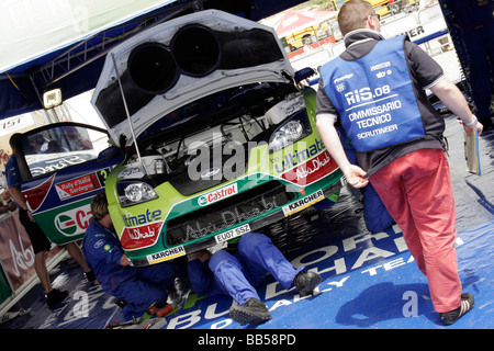 Mechanik rund um Ford Focus auf der sardischen World Rally Championship Stockfoto